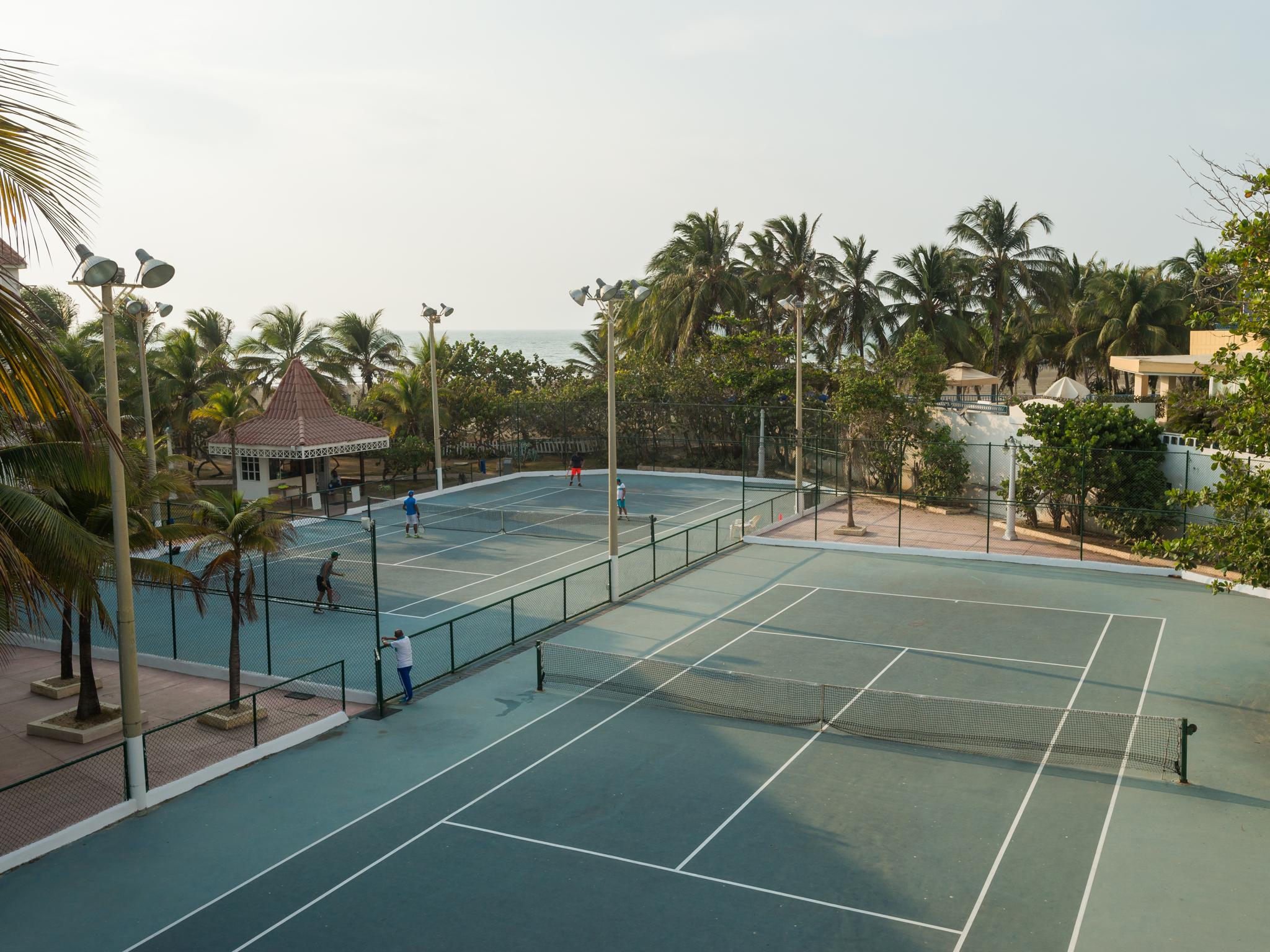 Hotel Las Americas Casa De Playa Cartagène Extérieur photo Tennis courts at the resort
