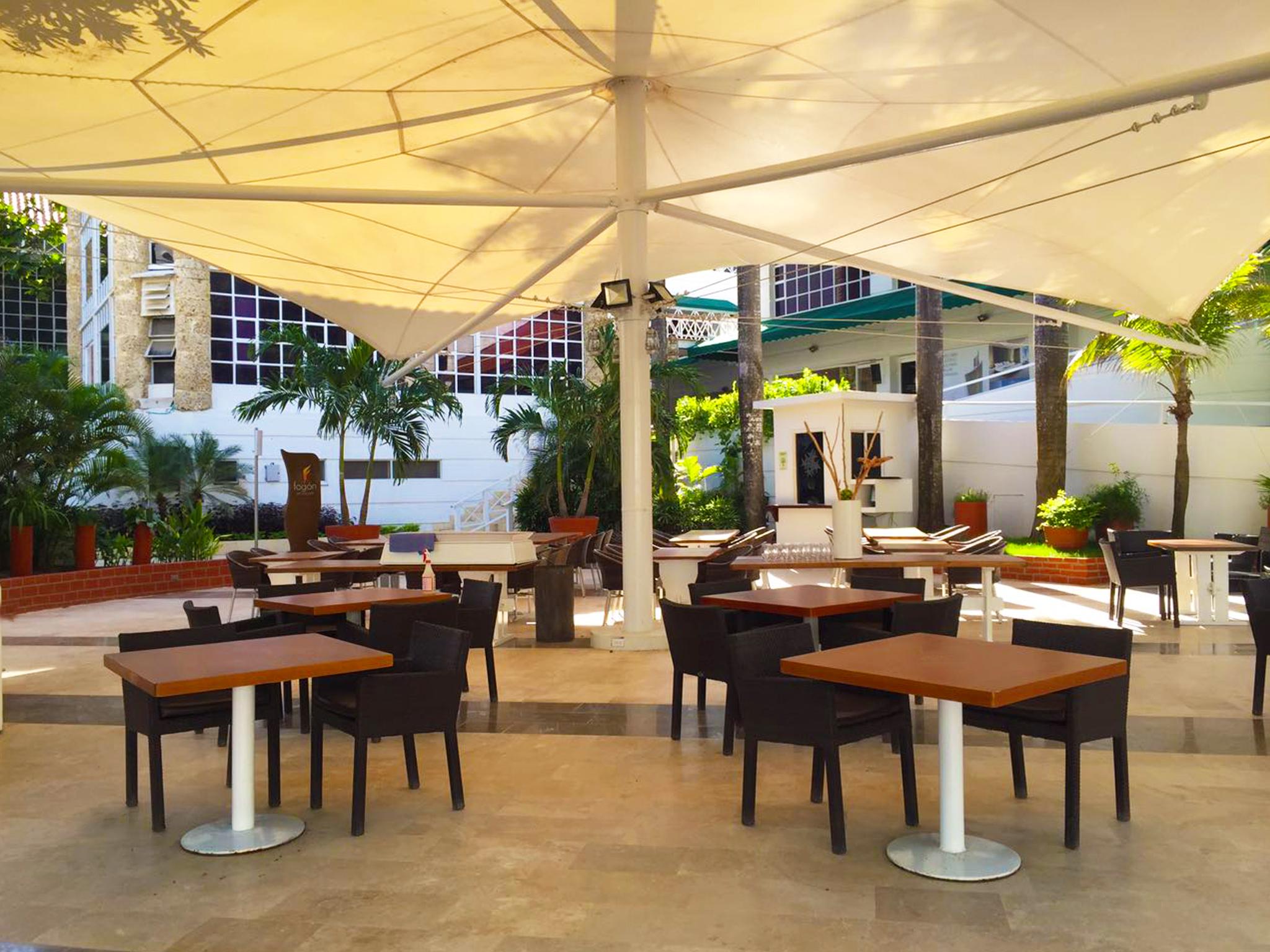 Hotel Las Americas Casa De Playa Cartagène Extérieur photo The patio at the hotel