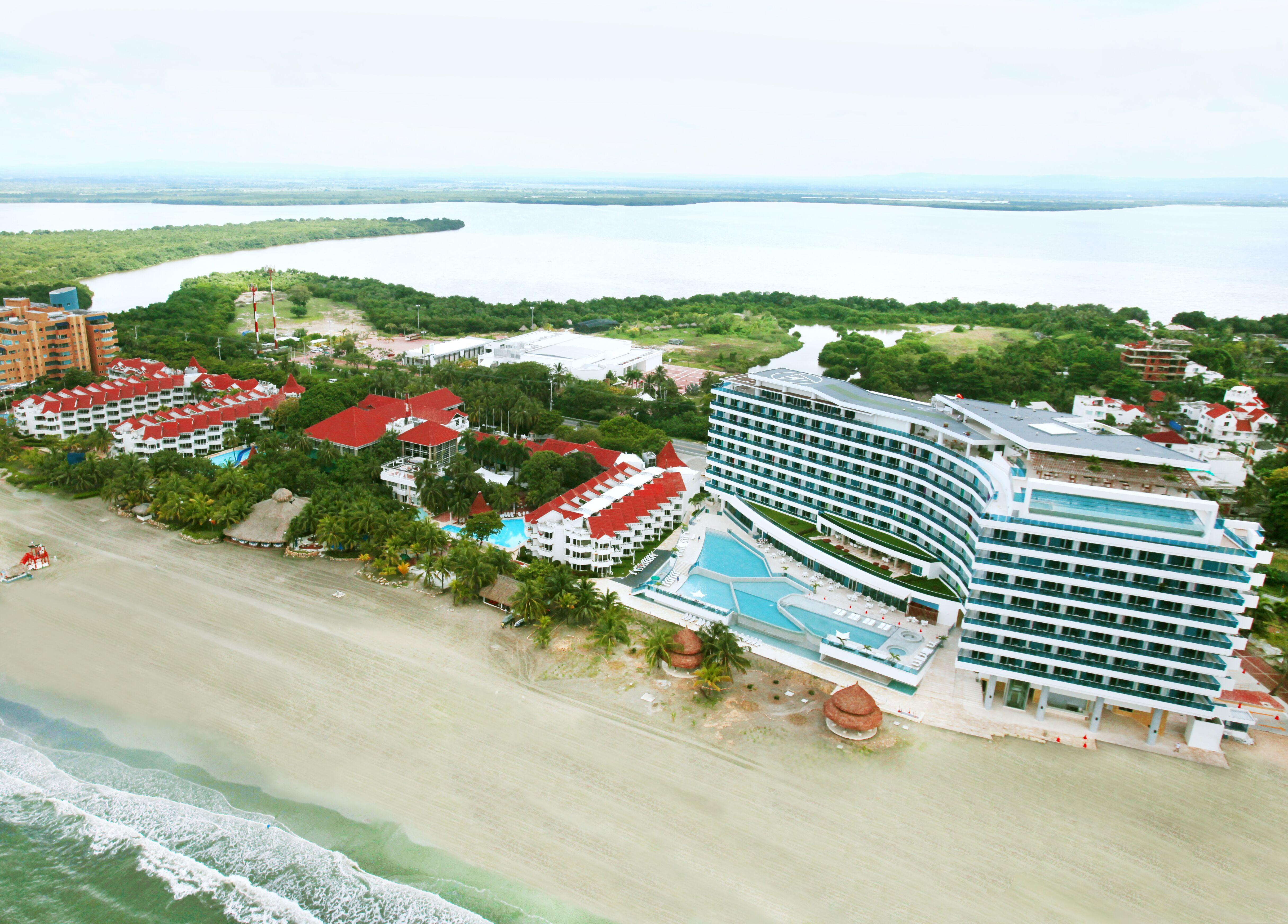 Hotel Las Americas Casa De Playa Cartagène Extérieur photo Aerial view of the resort