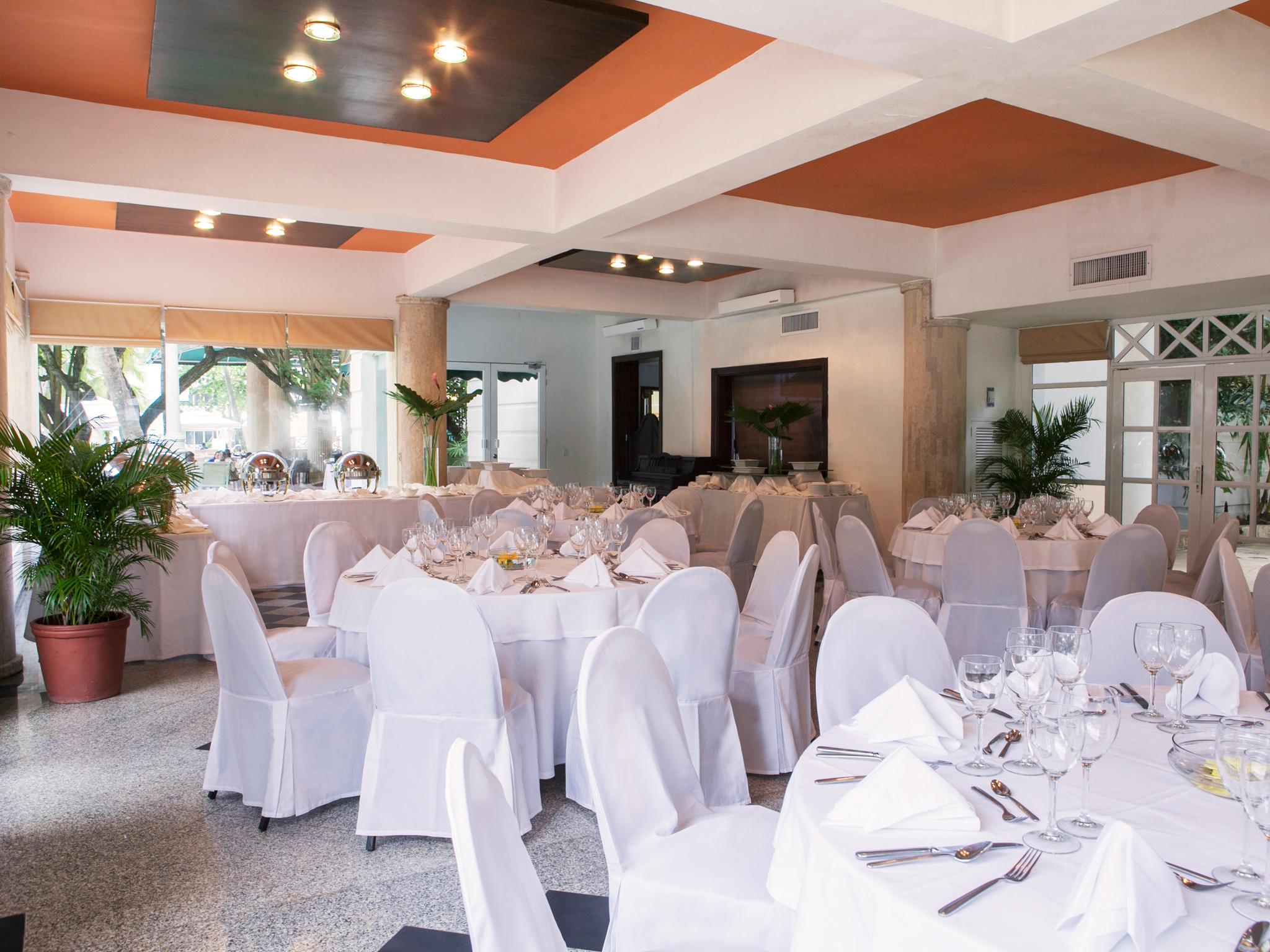 Hotel Las Americas Casa De Playa Cartagène Extérieur photo A restaurant in the resort