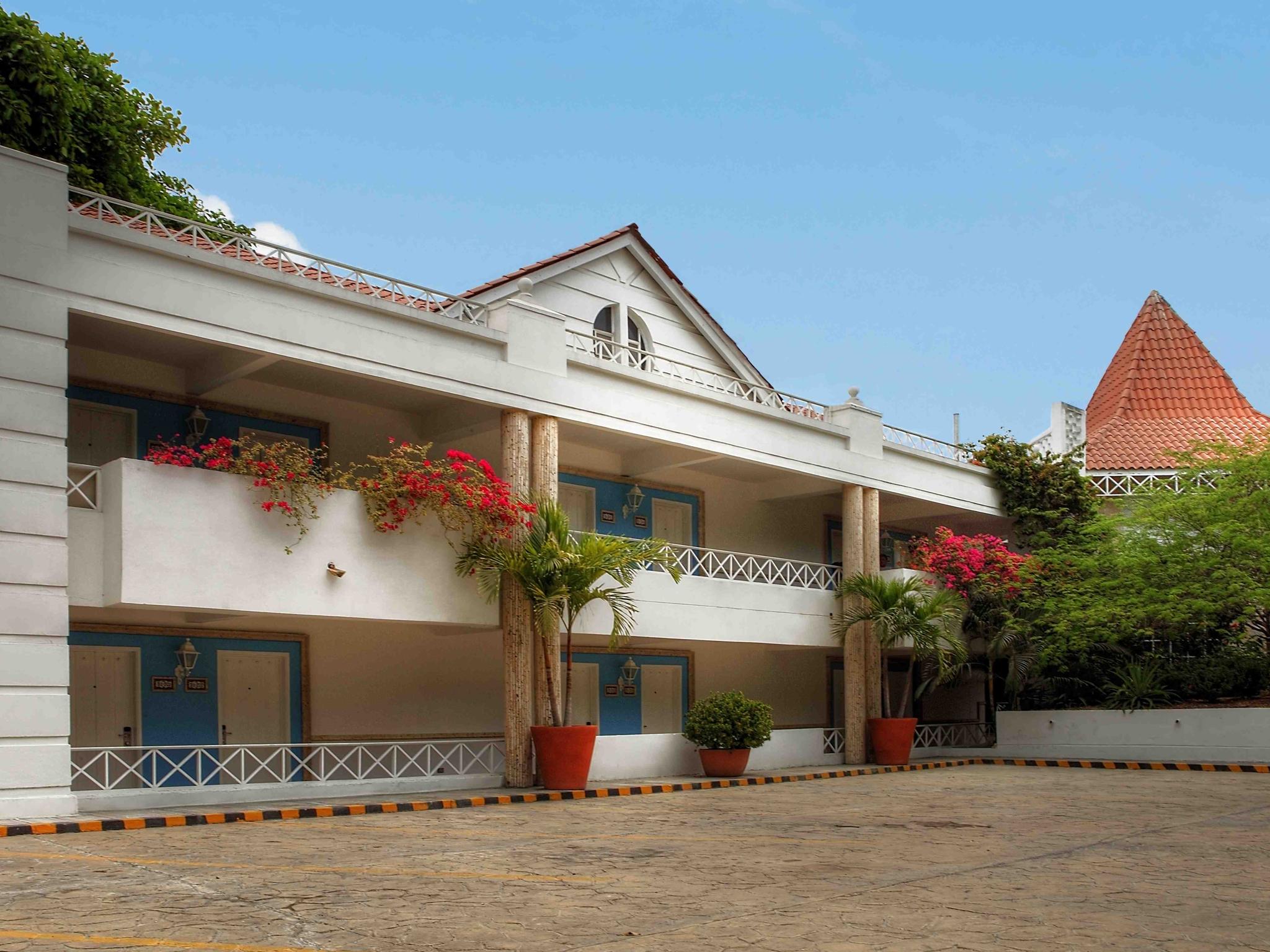 Hotel Las Americas Casa De Playa Cartagène Extérieur photo The school's main building