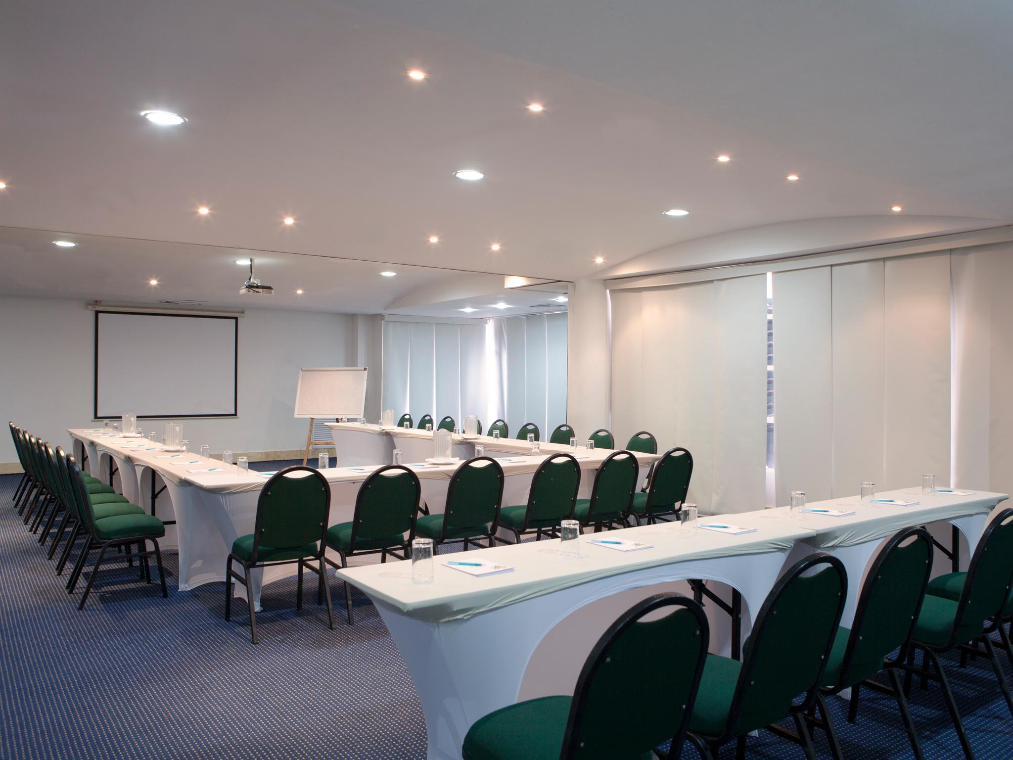 Hotel Las Americas Casa De Playa Cartagène Extérieur photo Meeting room
