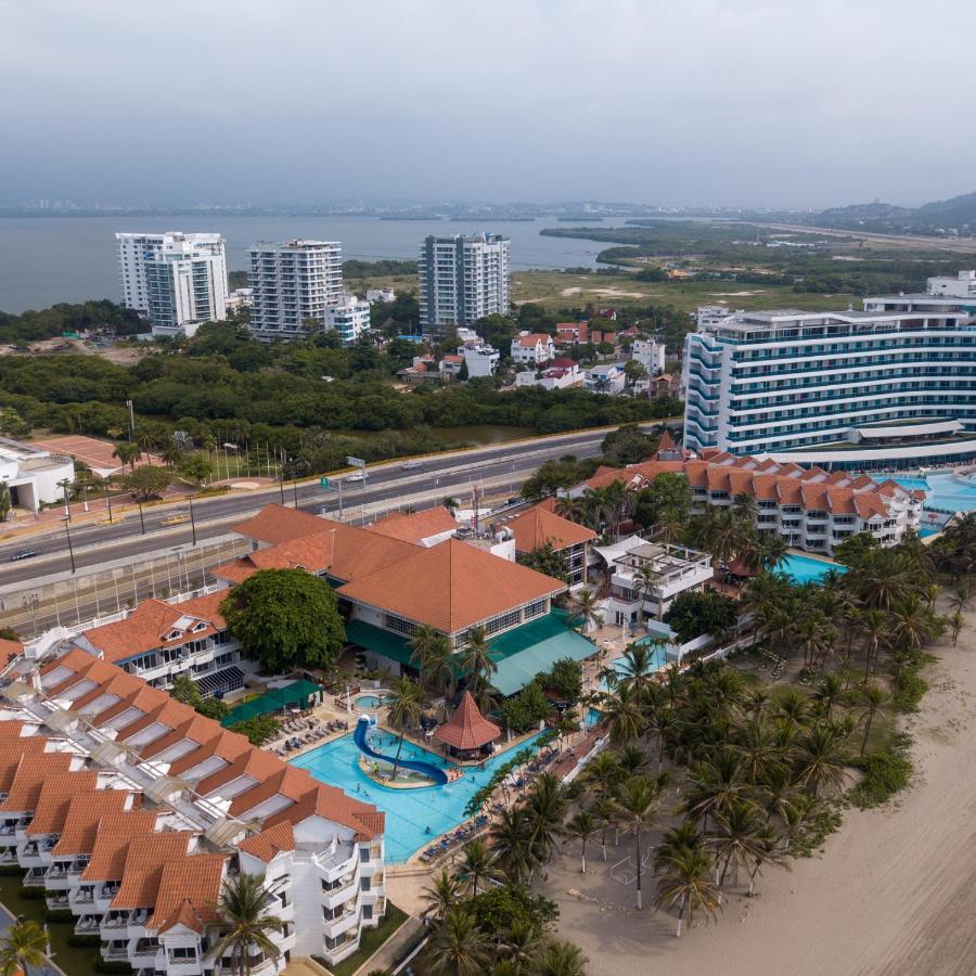 Hotel Las Americas Casa De Playa Cartagène Extérieur photo Aerial view of the resort