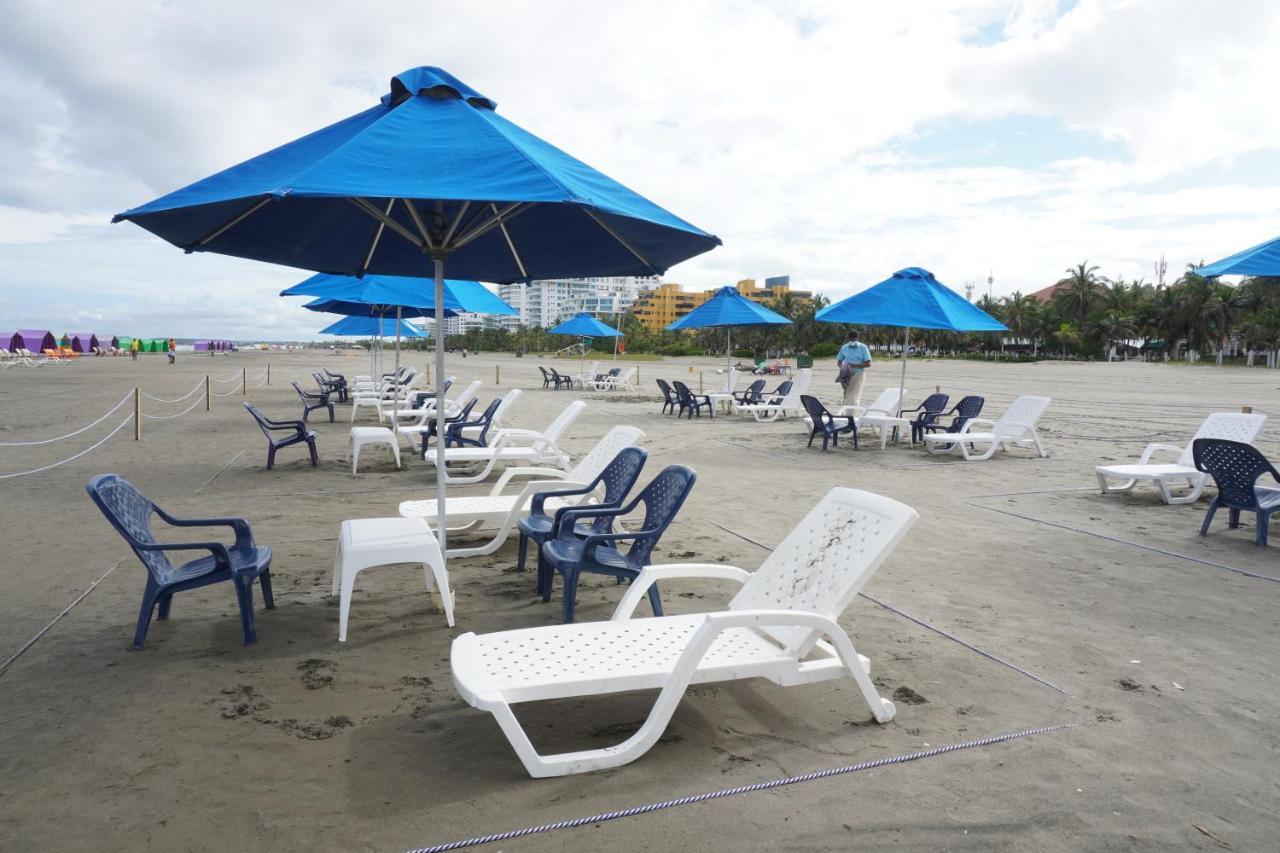 Hotel Las Americas Casa De Playa Cartagène Extérieur photo Beach chairs and umbrellas at South Beach, Miami