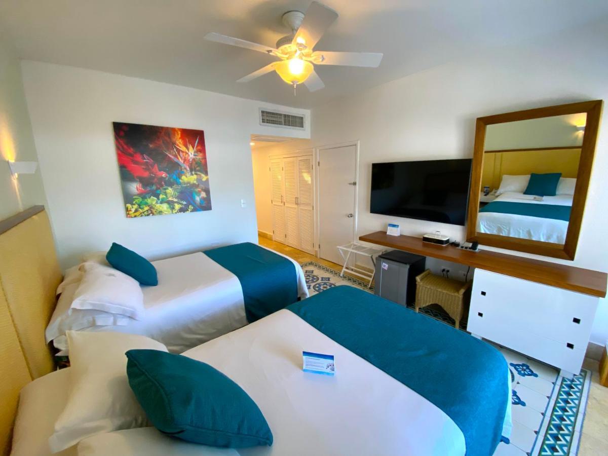 Hotel Las Americas Casa De Playa Cartagène Extérieur photo A room at the hotel