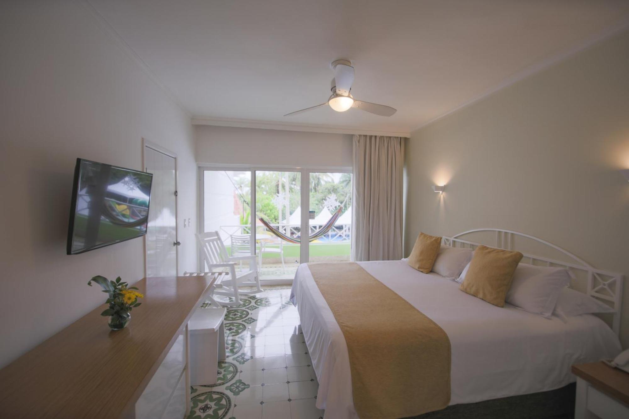 Hotel Las Americas Casa De Playa Cartagène Extérieur photo A room at the hotel